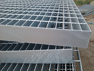 【格栅盖板厂家】格栅盖板实现钢材料在横向和纵向交错的方式